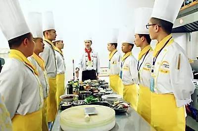 以廚政管理為本，以菜品研發為心——現代國際餐飲管理的核心驅動